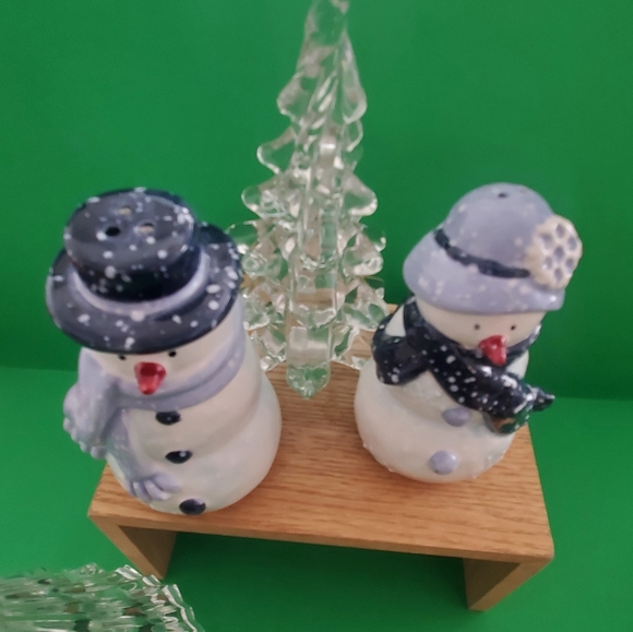 NWOT Mr. & Mrs Frosty Salt/Pepper Shakers - Picture 2 of 2